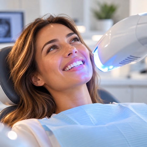 Zahnaufhellung in der Praxis mit Bleaching-Lampe