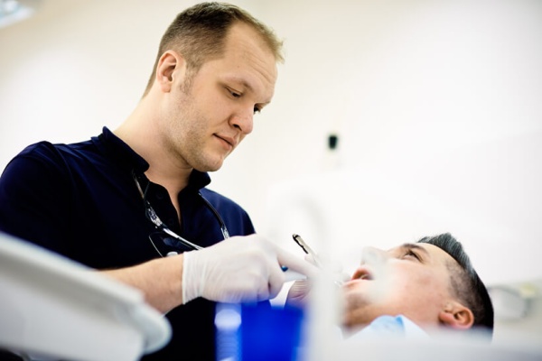 zahnarzt-aubing_patienten-gespraech.jpg
