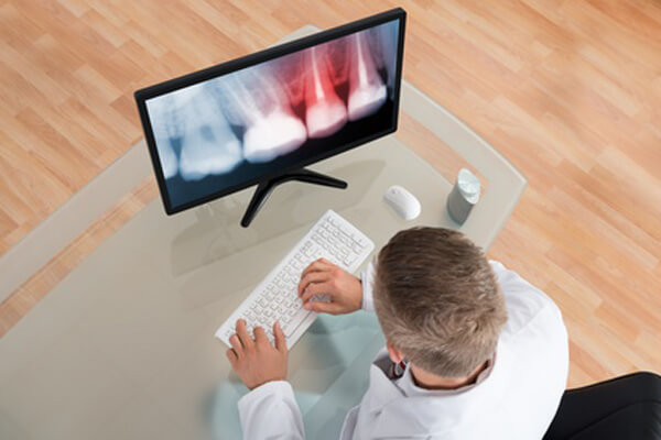 zahnarzt-aubing_digitales_roentgen_pc.jpg