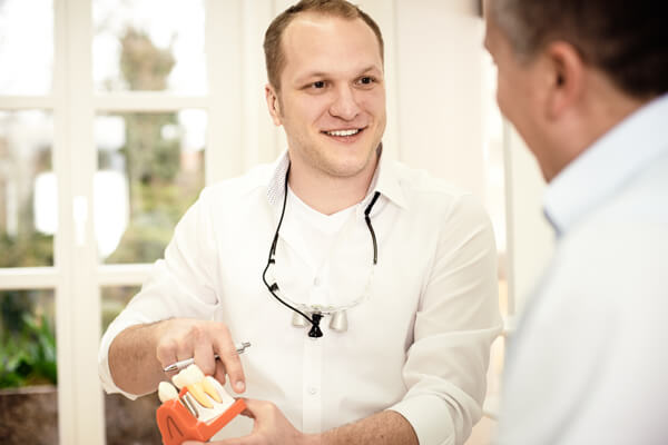 zahnarzt-aubing_dr_stern_gespraech.jpg